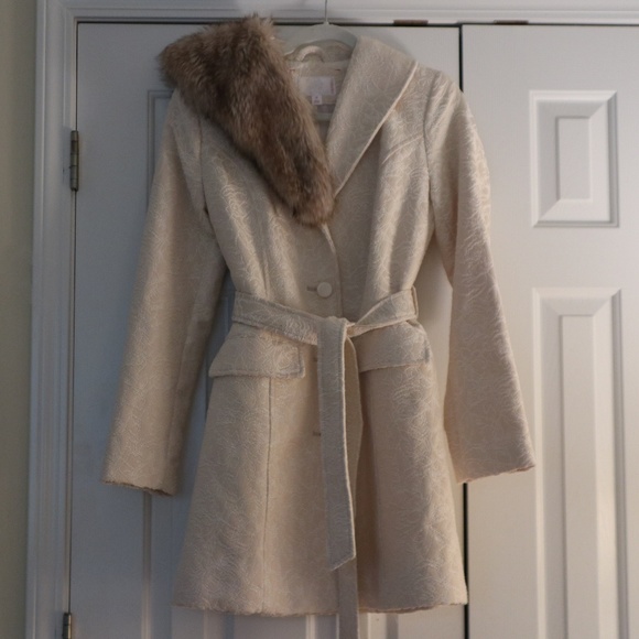 Elegant Cream Coat with Faux Fur Collar - Picture 2 of 6